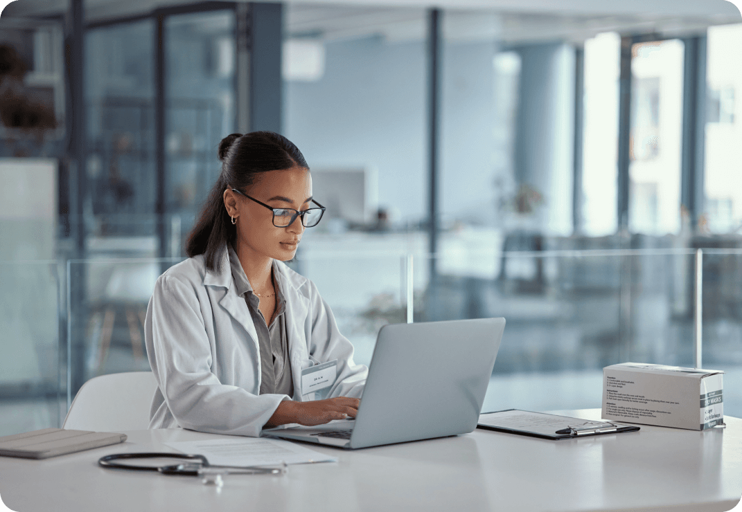 Kuvituskuva, jossa lääkäri on tietokoneella